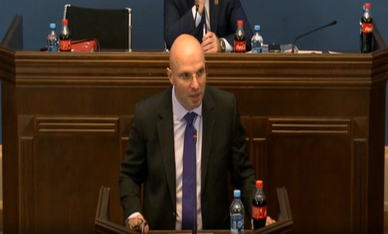 შალვა თადუმაძემ დიპლომთან დაკავშირებით პარლამენტში განმარტება გააკეთა