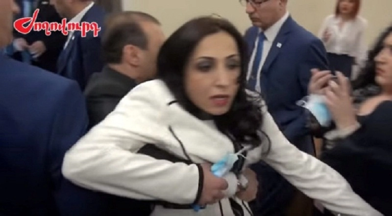 ხმაური ერევნის მერიაში - მმართველი გუნდის წევრებმა ოპოზიციონერ დეპუტატ ქალს სცემეს (ვიდეო)