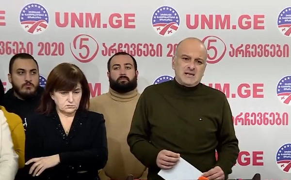 გიორგი კირთაძის თქმით, საკრებულოს გარდაცვლილ წევრზე ზეწოლას თორნიკე რიჟვაძის მამის დავალებით ახდენდნენ 