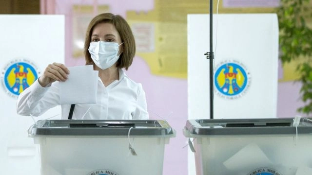 მოლდოვას ვადამდელ საპარლამენტო არჩევნებში პრეზიდენტ მაია სანდუს პარტია ლიდერობს 
