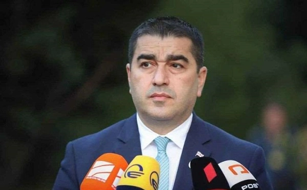 კეზერაშვილი, რომელმაც ჯერ ჯარს მოპარა 5 მილიონი, შემდეგ ევროპელი პენსიონერები თაღლითური სქემით გაძარცვა პირდაპირ ჩართულია ქართულ პოლიტიკაში, მედიაში და არასამთავრობო სექტორში ფინანსებით - პაპუაშვილი