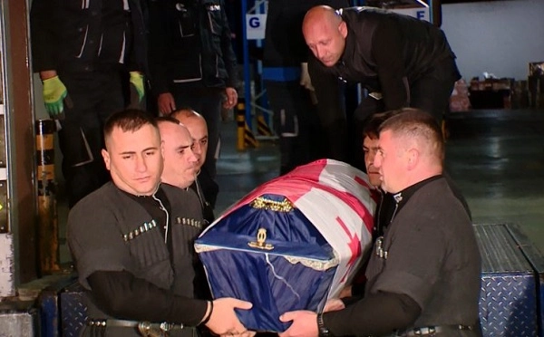 უკრაინაში დაღუპული ქართველი მებრძოლი რატი შურღაია სამშობლოში ჩამოასვენეს