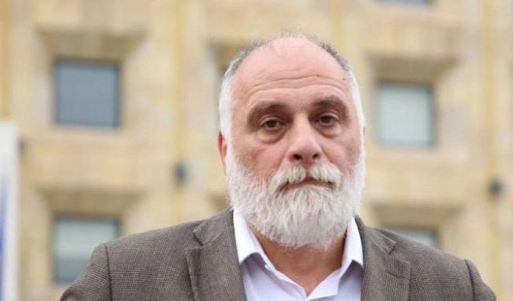 მივიწევ კამერებისკენ, თავში მხვდება პოლიციის ჯოხები, მივდივარ, ვაღებ მშვიდად, ლამაზად კარს და „შტეპცელიდან“ ვრთავ დენს - გურამ ფალავანდიშვილი