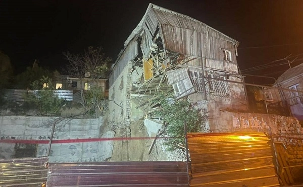 თბილისში, ხარფუხის ქუჩაზე სამსართულიანი სახლი ჩამოინგრა
