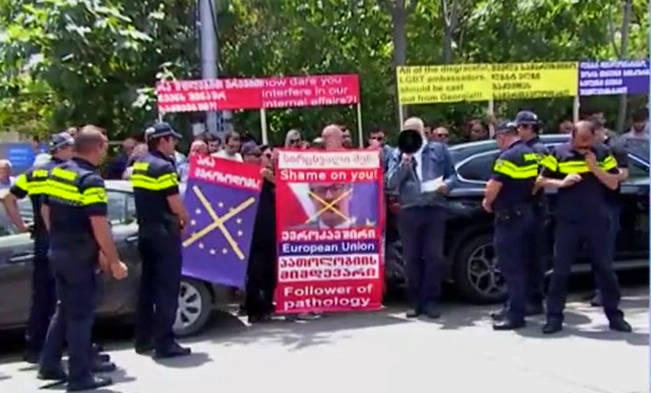 ლიეტუვის საელჩოსთან პრორუსული, ძალადობრივი ჯგუფის წევრები დააკავეს