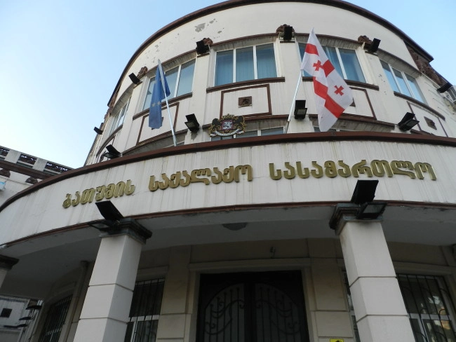 ქურდული სამყაროს წევრობისა და ქურდულ გარჩევებში მონაწილეობისთვის  სამ პირს 5-წლიანი პატიმრობა შეეფარდა