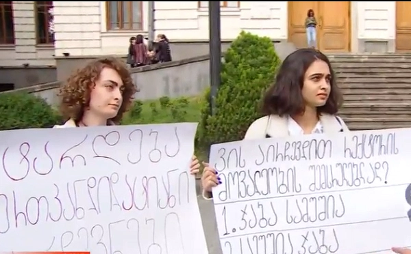 თსუ-ის სტუდენტები რექტორის მოვალეობის შემსრულებლის თანამდებობაზე ჯაბა სამუშიას არჩევას აპროტესტებენ