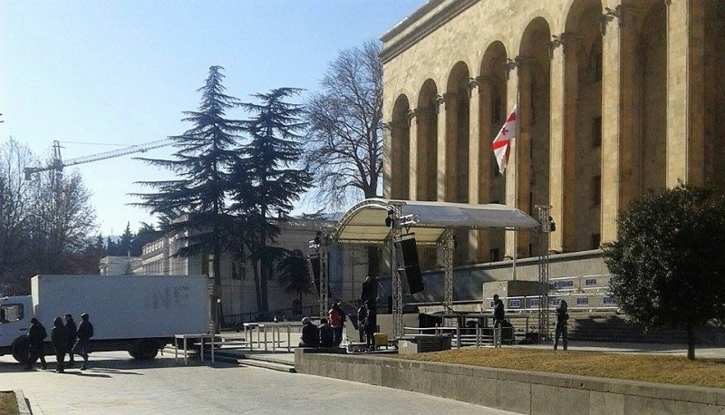  პარლამენტის წინ, საპროტესტო აქციისთვის მზადება მიმდინარეობს