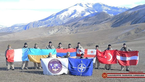 ნატოს წევრი და პარტნიორი ქვეყნების 13 სამხედრო მოსამსახურე მთიან რელიეფზე საშტატო იარაღიდან სროლის ტექნიკის დახვეწას ეუფლება