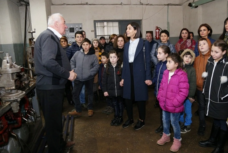  საკრებულოს წევრებმა მეტროპოლიტენის თანამშრომლებს მეტროს 52-ე დაბადების დღე მიულოცეს