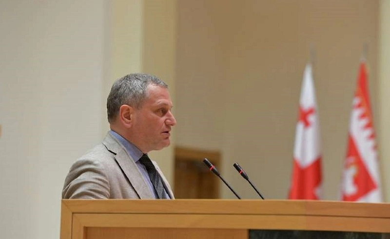 იქნებ მოვახერხოთ შეთანხმება იმაზე, რომ ჩვენი სასაუბრო ენიდან ამოვიღოთ სიტყვები - მტერი და მოღალატე - არმაზ ახვლედიანი