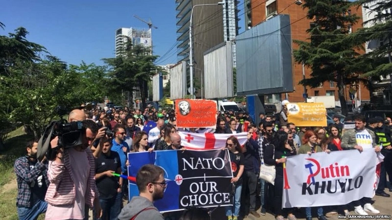 მოძრაობა „რუსეთი ოკუპანტიას“ აქტივისტები „უკვდავი პოლკის“ აქციას აპროტესტებენ