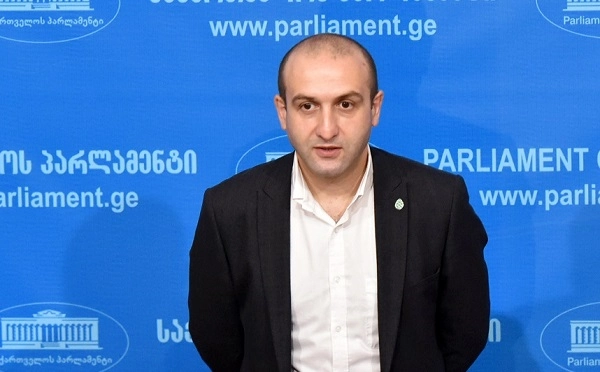 „ნაციონალურ მოძრაობაში“ გამოსავალი შესაძლოა, იმაში იპოვონ, რომ ხაბეც გადააყენონ და ვინც აქამდე გაბრაზებული იყო, თავზე ხელი მოუთათუნონ და მათი დაბრუნება სცადონ - იაგო ხვიჩია