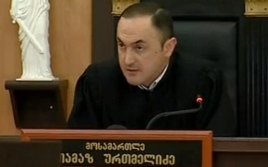 მოსამართლე თამაზ ურთმელიძე სხდომაზე ნიკა გვარამიას არ უშვებს