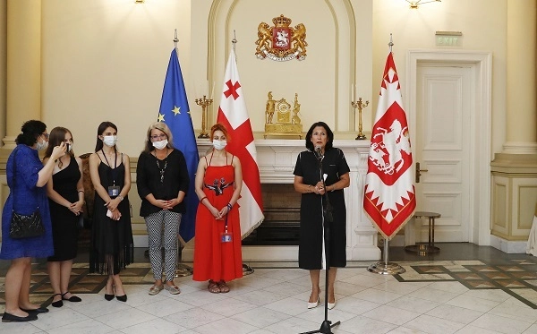 პრეზიდენტმა ორბელიანების სასახლეში უკრაინელ ხელოვან ქალთა ნამუშევრების გამოფენას უმასპინძლა