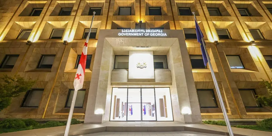აგვისტოს ომის მე-18 წლისთავთან დაკავშირებით ადმინისტრაციულ შენობებზე სახელმწიფო დროშები დაუშვეს