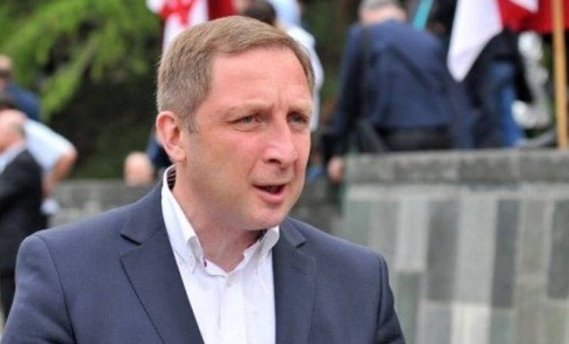  ალექსი პეტრიაშვილზე თავდასხმაში ბრალდებული პირი 7 წლის ნაცვლად ციხეში 3 წელს გაატარებს