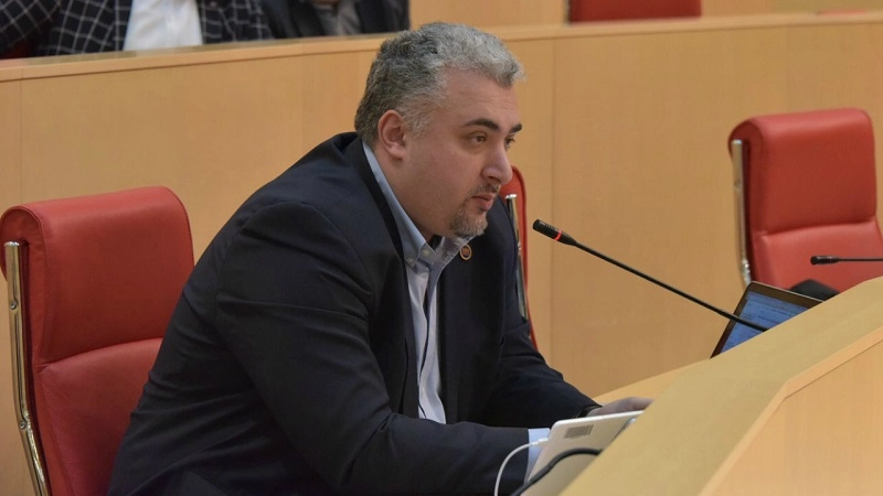 ქოცები თავიანთ ხალხს აყენებენ ფოტოს გადასაღებად და მერე ამბობენ ევროპელები ტოვებენ ოფისებსო - სერგი კაპანაძე
