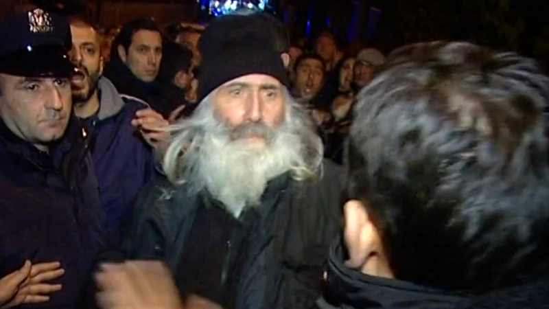 ბერი ნიკოლოზი, რომელიც ქრისტეს შეადარეს, პოლიციას ფიზიკურად გაუსწორდა
