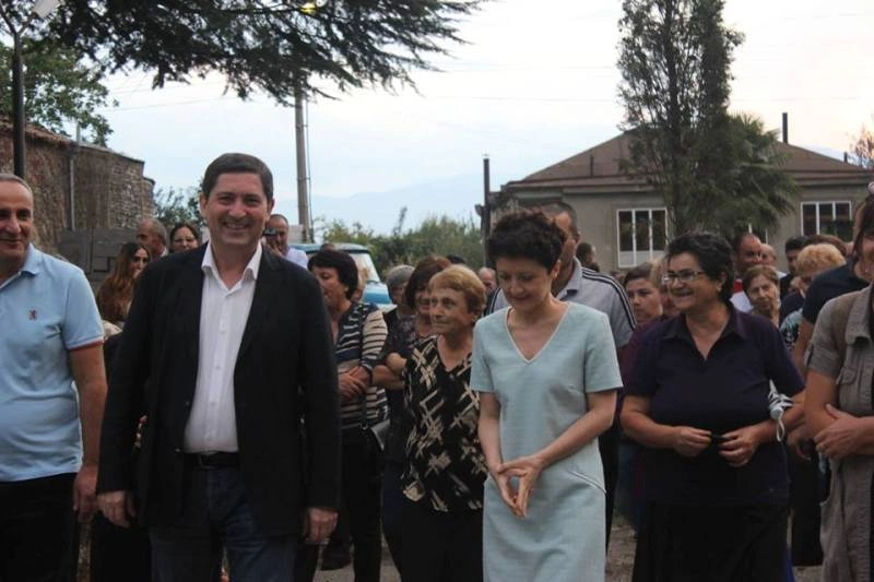 გელა სამხარაულმა ამომრჩევლებს ახამეტაში დაგეგმილი ინფრასტრქტურული პროექტები გააცნო