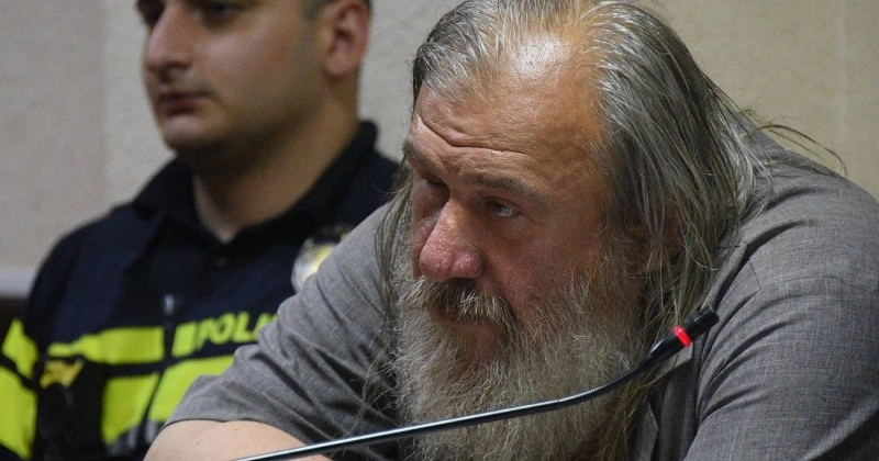 დავით ბერძენიშვილზე თავდასხმის ბრალდებით დაკავებულ ირაკლი ხომასურიძეს პატიმრობა შეეფარდა