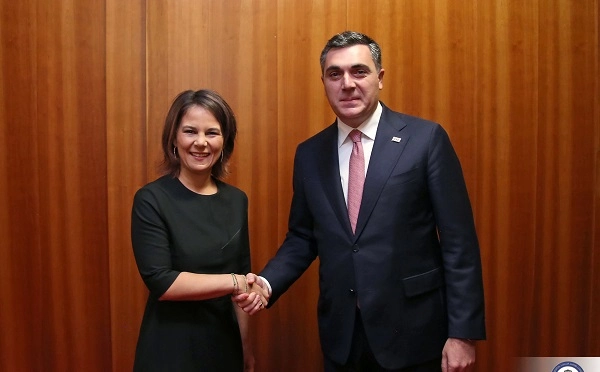 ილია დარჩიაშვილი ანალენა ბერბოკს შეხვდა