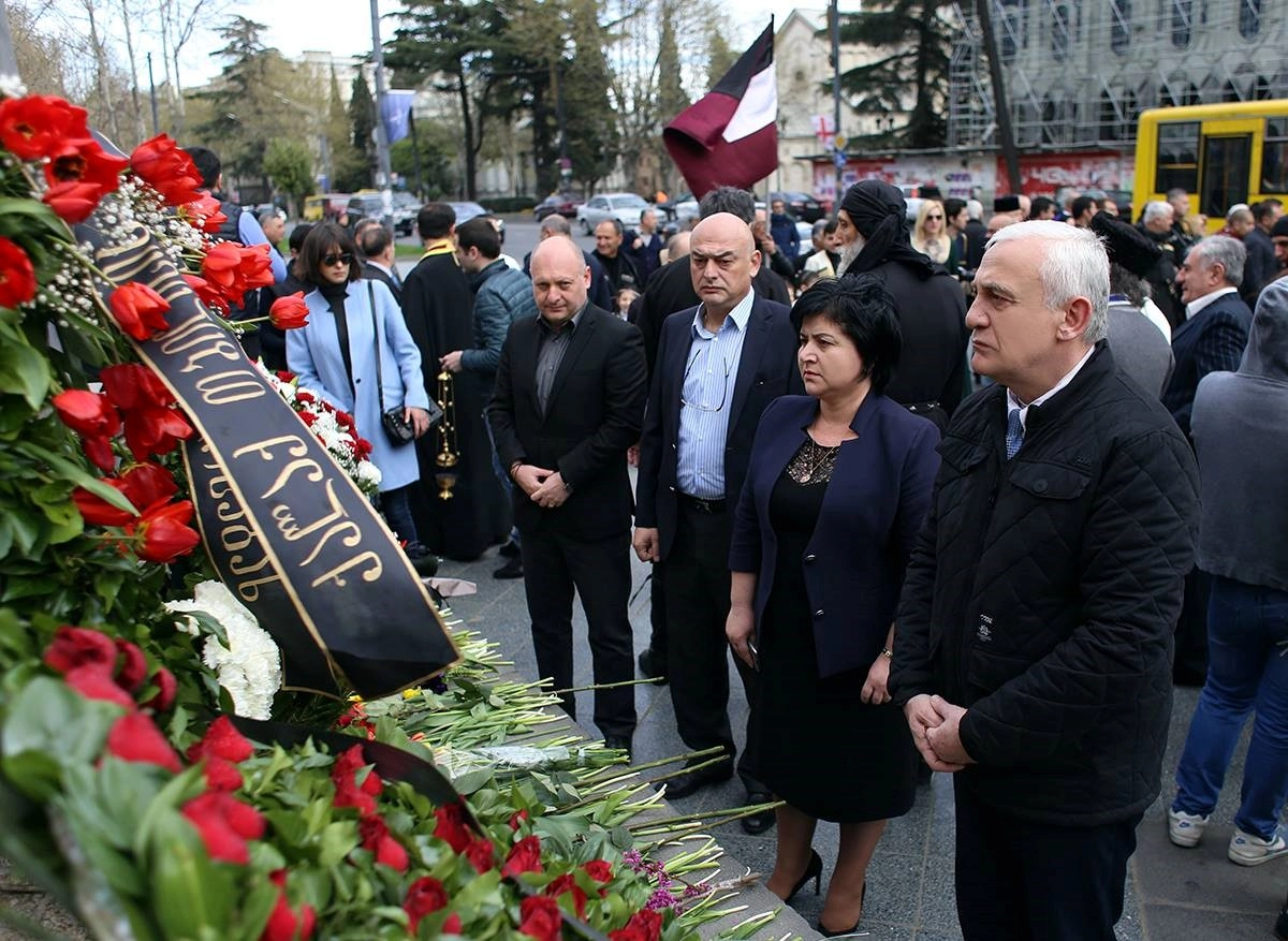  გიორგი ალიბეგაშვილმა საკრებულოს დეპუტატებთან ერთად 9 აპრილს დაღუპულთა ხსოვნას პატივი მიაგო