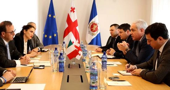 შს მინისტრი იტალიის ელჩს და პოლიციის ატაშეს შეხვდა