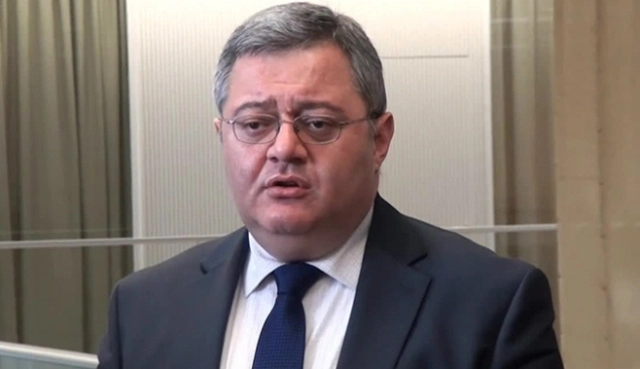 პარლამენტის თავმჯდომარე მთავრობას უპირისპირდება 