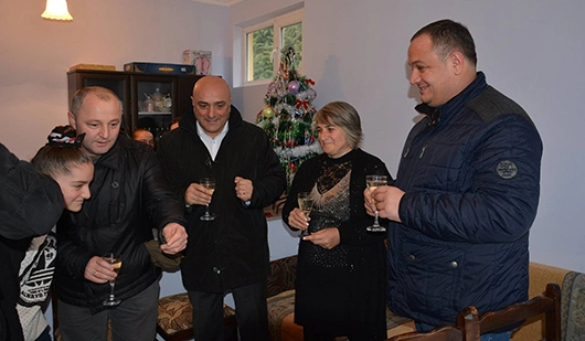  ზუგდიდის მინიციპალიტეტის გამგებელმა 16 ოჯახს ახალი საცხოვრებელი სახლები გადასცა