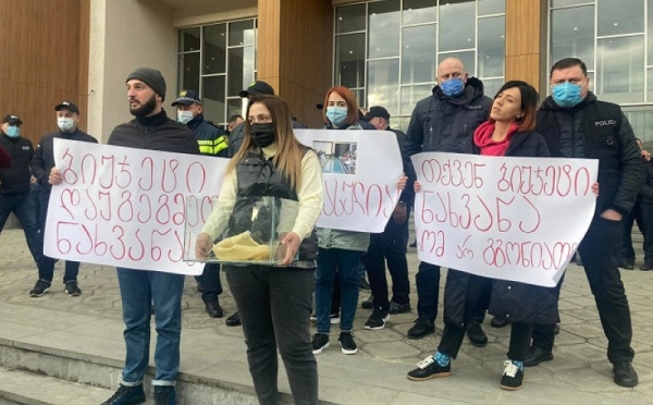 ზუგდიდში "ნაციონალური მოძრაობა" ქალაქის ახალი ბიუჯეტის დამტკიცებას აპროტესტებს 