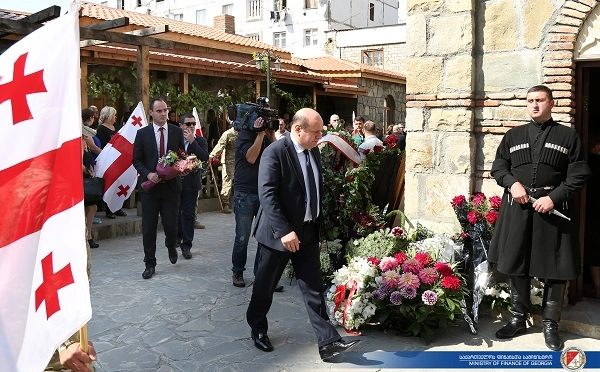 ფინანსთა მინისტრი ნოდარ ხადური ავღანეთში დაღუპული ვასილ ყულჯანიშვილის პანაშვიდს დაესწრო