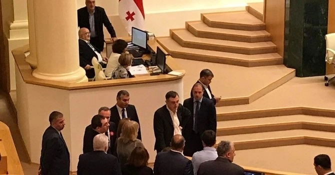 არჩილ თალაკვაძემ “ევროპული საქართველოს“ დეპუტატებს დარბაზი იძულებით დაატოვებინა