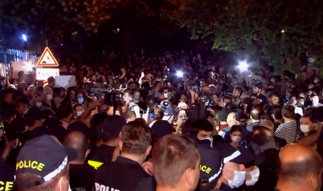 "ქართული ოცნების" ოფისთან აქციაზე პოლიციამ 12 პირი დააკავა 
