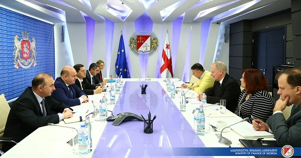 ნოდარ ხადური საბაჟო საკითხებში ამერიკის შეერთებული შტატების ხაზინის სამსახურის მრჩეველს, კრეგ ოლსონს შეხვდა