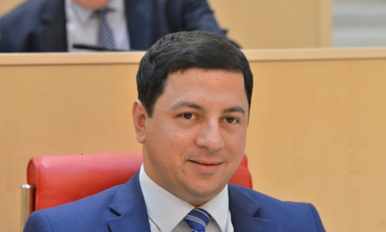 თალაკვაძე  ხელისუფლების მიმართ ბრალდებებს, რომელიმე ტელევიზიის მითვისების შესახებ, ღიმილისმომგვრელს უწოდებს