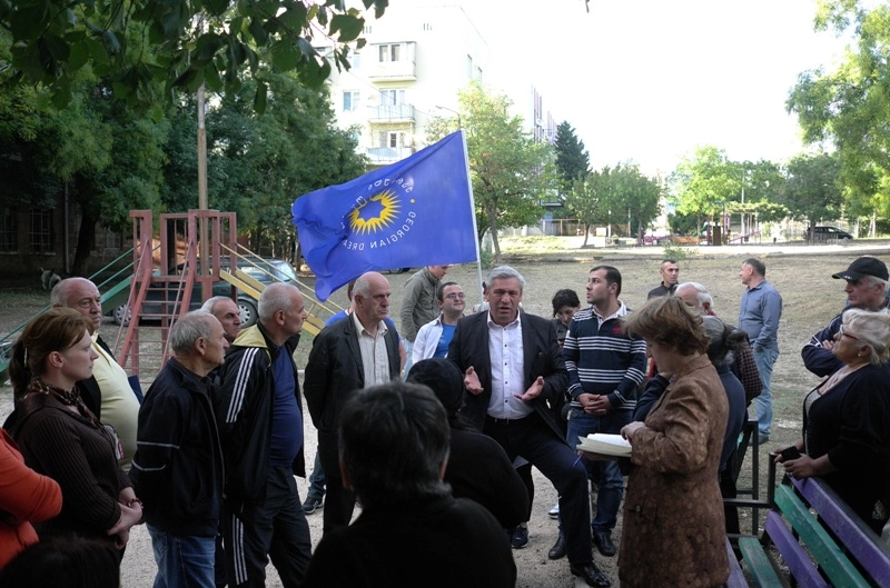 შოთა ხაბარელი აეროპორტის დასახლების მცხოვრებლებს შეხვდა