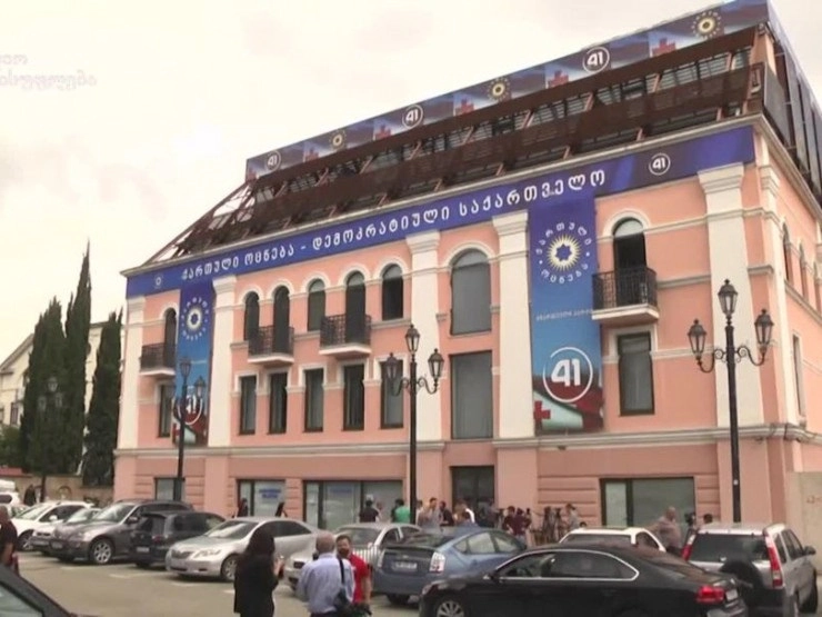 „ქართული ოცნების“ ოფისთან „ბავშვთა სამყაროს“ ხანძრის შედეგად დაზარალებულები აქციას მართავენ