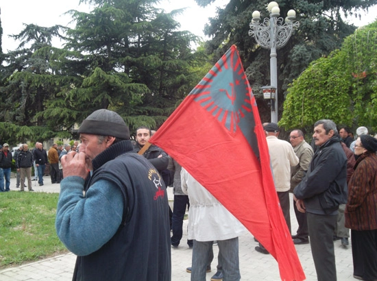  გორში, „კომუნისტური პარტიის“ წევრები, საბჭოთა დროშებით მსვლელობას გეგმავენ