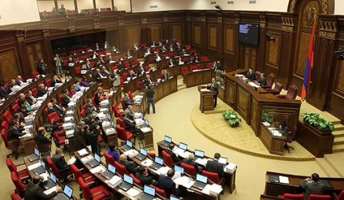 სომხეთის მთავრობა გადადგა