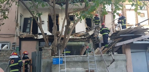 ბესიკის ქუჩაზე, საცხოვრებელი სახლის მეორე სართულზე აფეთქება მოხდა