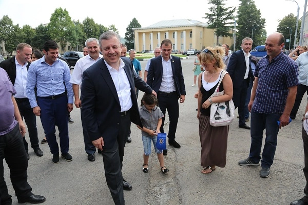 გიორგი კვირიკაშვილმა დუშეთში ადგილობრივებს ”ქართული ოცნების” მაჟორიტარობის კანდიდატი ზაქარია ქუცნაშვილი წარუდგინა
