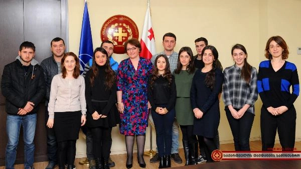 თინათინ ხიდაშელი სტუდენტებს შეხვდა