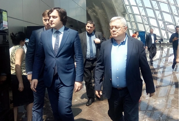 დავით უსუფაშვილი პარლამენტში ირაკლი კობახიძეს შეხვდა