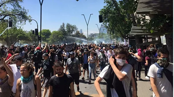 ჩილეში დემონსტრანტებს ავტომობილმა გადაურა 