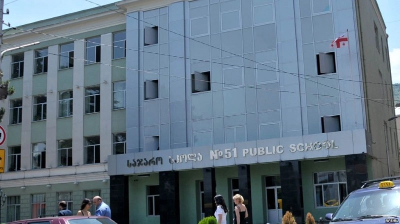 51-ე სკოლაში მომხდარი სიტყვიერი შელაპარაკების საქმეზე რამდენიმე პირი გამოიკითხა
