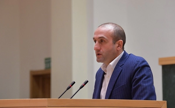 „ქართული ოვნება“ ამბობს, უმრავლესობაში ვარ და რასაც მინდა, იმას ვიზამო, ის არის მარტო, ფაქტობრივად, პარტნიორების გარეშე - იაგო ხვიჩია