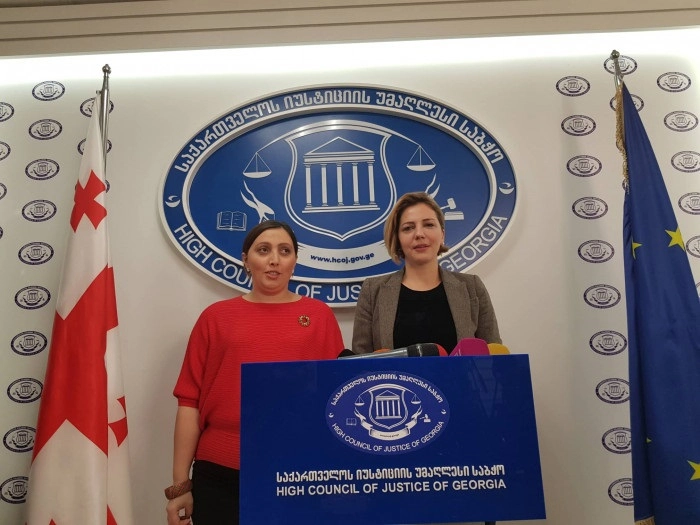 საპარლამენტო ფრაქცია „ქართული ოცნების" წევრები ნაზი ჯანეზაშვილსა და ანა დოლიძეს ხვდებიან