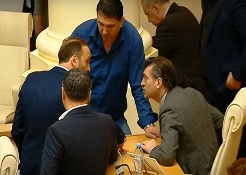 საკანონმდებლო ორგანოში დეპუტატები ერთმანეთს დაუპირისპირდნენ