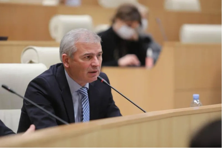 სააკაშვილს არავინ აწამებს, ყველა ხედავს, რომ ფაქტობრივად სასტუმროს ნომერში, მრავალფუნქციურ კარგ კლინიკაში ცხოვრობს - ქადაგიშვილი